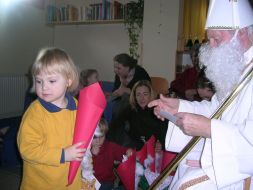 Der Nikolo (=ein Bewohner) bringt allen Kindern Geschenke